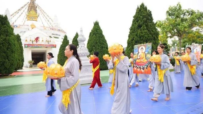 Phật tử dâng hoa sen hình Phật đản sinh vi nhiễu Bảo tháp trong ngày Đại lễ.