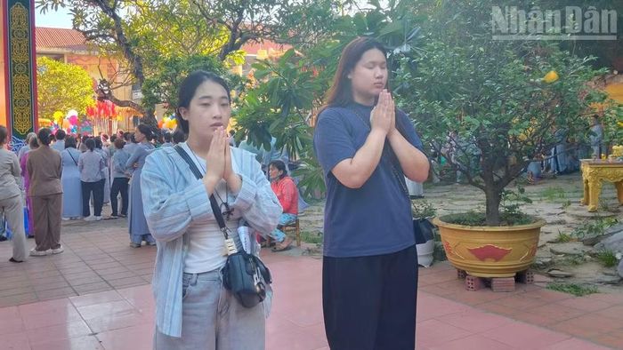 Bạn trẻ đi lễ chùa.