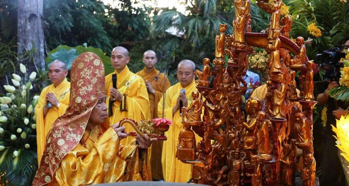 Buổi lễ diễn ra trang nghiêm tại lễ đài phía trước chánh điện Quốc tự Diệu Đế, bên bờ sông Đông Ba, đường Bạch Đằng, phường Phú Xuân.