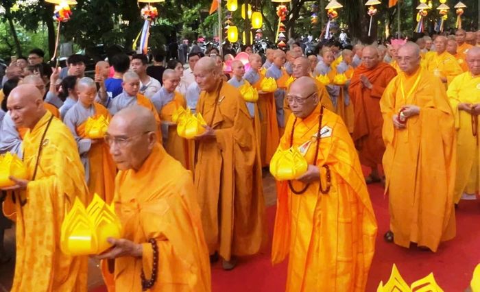 Hàng nghìn tăng ni, phật tử và người dân đã tham gia lễ Mộc dục (tắm Phật) tại Quốc tự Diệu Đế, sau đó cung nghinh kim thân Đức Phật sơ sinh trong đoàn rước bộ dài hơn 3km qua nhiều tuyến đường trung tâm thành phố Huế lên Tổ đình Từ Đàm.