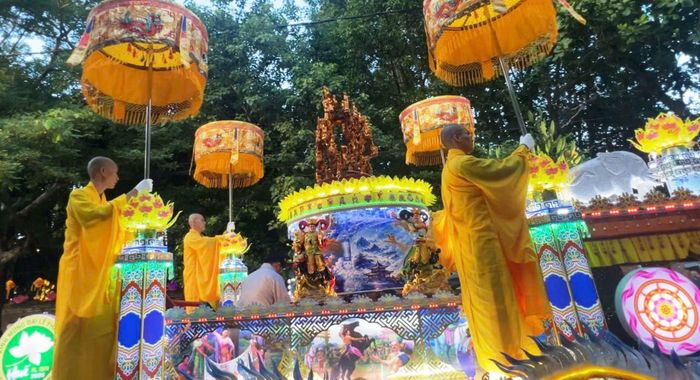 Nghi thức tắm và rước Phật là một trong những nghi lễ quan trọng nằm trong chương trình Đại lễ Phật đản Phật lịch 2570 do Ban Trị sự Giáo hội Phật giáo Việt Nam thành phố Huế tổ chức.