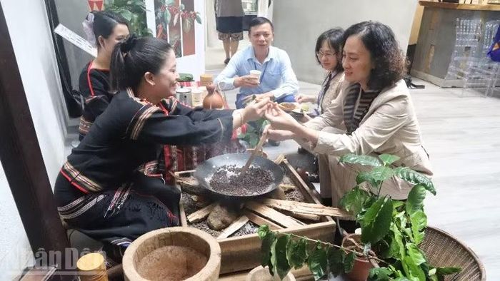 Du khách trải nghiệm rang cà-phê truyền thống của người Ê Đê.