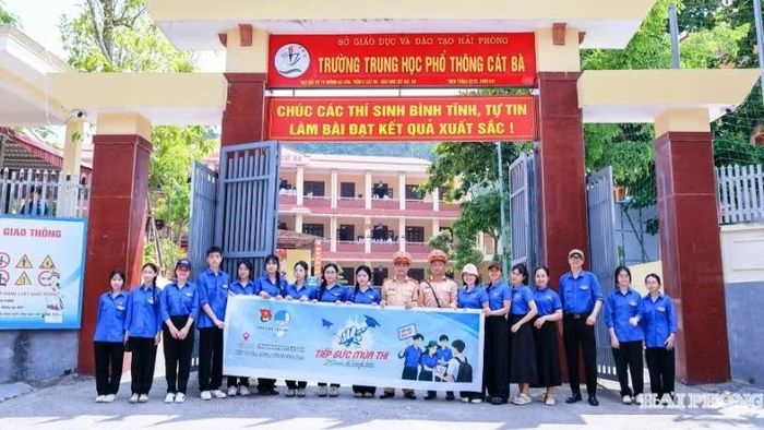 Đội hình tiếp sức mùa thi của đoàn viên thanh niên đặc khu Cát Hải (Hải Phòng) tại kỳ thi tuyển sinh vào lớp 10 trung học phổ thông công lập năm học 2026-2027 thành phố Hải Phòng. (Ảnh: XUÂN THỦY)