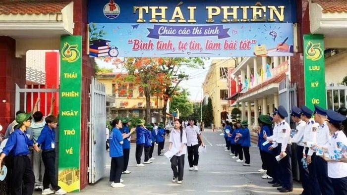 Các thí sinh tham dự kỳ thi tuyển sinh vào lớp 10 trung học phổ thông công lập năm học 2026-2027 tại thành phố Hải Phòng. (Ảnh: HẢI HẬU)