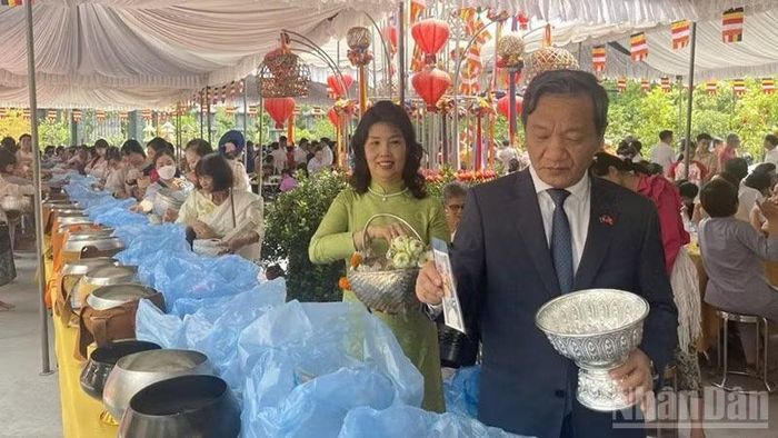 Đại sứ Việt Nam tại Lào Nguyễn Minh Tâm cùng Phu nhân thực hiện nghi lễ cúng dường. (Ảnh: DUY TOÀN)