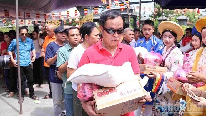 Trao quà tặng Phật tử có hoàn cảnh khó khăn, tàn tật tại thủ đô Vientiane. (Ảnh: DUY TOÀN)
