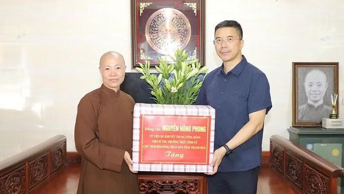 Lãnh đạo tỉnh Thanh Hóa trao tặng quà cho phật tử Chùa Hồi Long nhân Đại lễ Phật đản.
