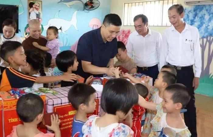 Đồng chí Nguyễn Hồng Phong trao quà cho trẻ em có hoàn cảnh đặc biệt đang được nuôi dưỡng tại Trung tâm Từ thiện xã hội chùa Hồi Long, ở xã Hoằng Thanh, tỉnh Thanh Hóa.