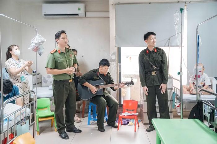 Các chiến sĩ mang lời ca tiếng hát tới dành tặng các bệnh nhi.