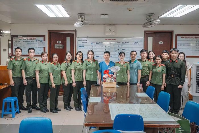 Phòng Tổ chức cán bộ, Công an thành phố Hà Nội thăm hỏi, động viên và trao tặng quà cho các bệnh nhi có hoàn cảnh khó khăn đang điều trị tại Khoa Bệnh máu trẻ em, thuộc Viện Huyết học-Truyền máu Trung ương.