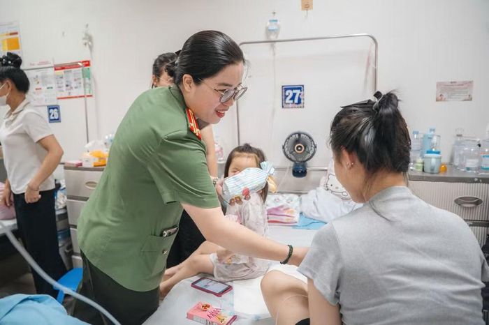 Đoàn công tác đã trực tiếp đến từng buồng bệnh để thăm hỏi, động viên các em nhỏ và gia đình.