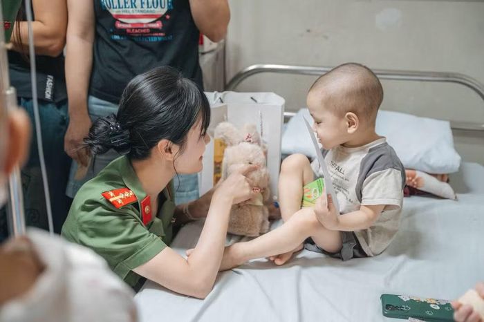 Nhiều phần quà đã được chuẩn bị cho các em bệnh nhi.