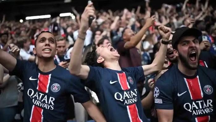 Cổ động viên PSG ăn mừng chiến thắng của đội nhà trong trận chung kết Champions League. (Ảnh: HUMANITÉ)