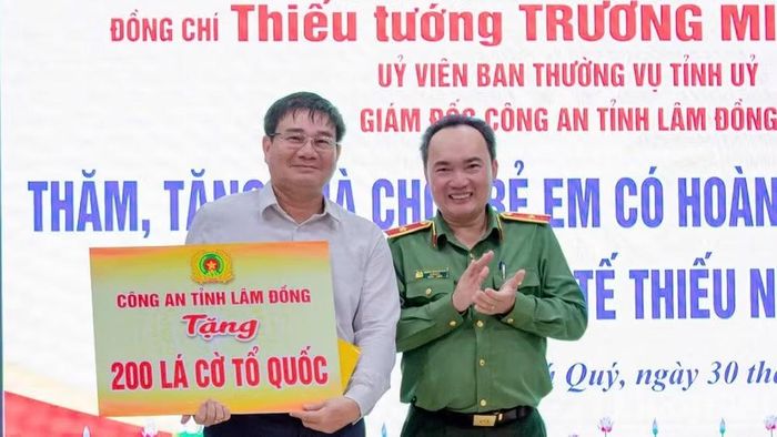 Thiếu tướng Trương Minh Đương, Ủy viên Ban Thường vụ Tỉnh ủy, Bí thư Đảng ủy, Giám đốc Công an tỉnh Lâm Đồng trao 200 lá cờ Tổ quốc tặng cấp ủy, chính quyền đặc khu Phú Quý.