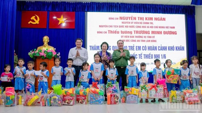 Học bổng và những phần quà ý nghĩa được đồng chí Nguyễn Thị Kim Ngân và Thiếu tướng Trương Minh Đương trao tặng thiếu nhi tại đặc khu Phú Quý.