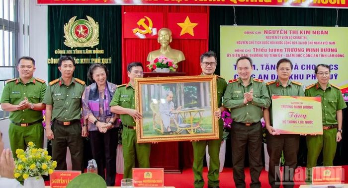 Đồng chí Nguyễn Thị Kim Ngân và Thiếu tướng Trương Minh Đương trao quà tặng Công an đặc khu Phú Quý.