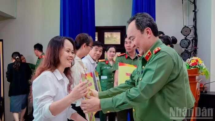 Thiếu tướng Trương Minh Đương tặng hệ thống lọc nước cho các trường học tại đặc khu Phú Quý.