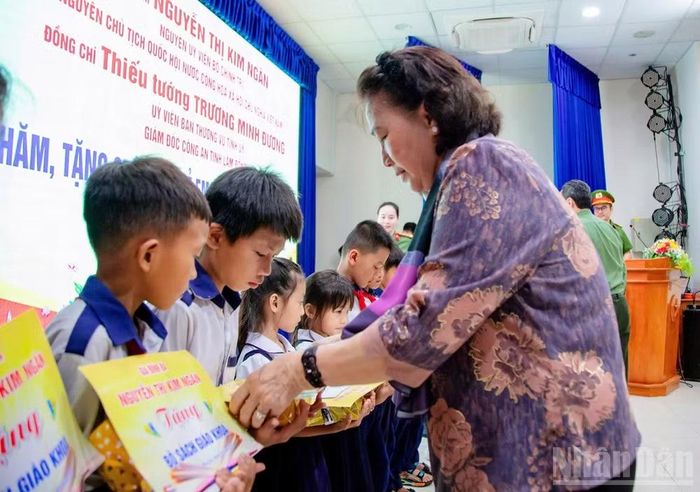 Đồng chí Nguyễn Thị Kim Ngân trao quà tặng các em thiếu nhi tại đặc khu Phú Quý.