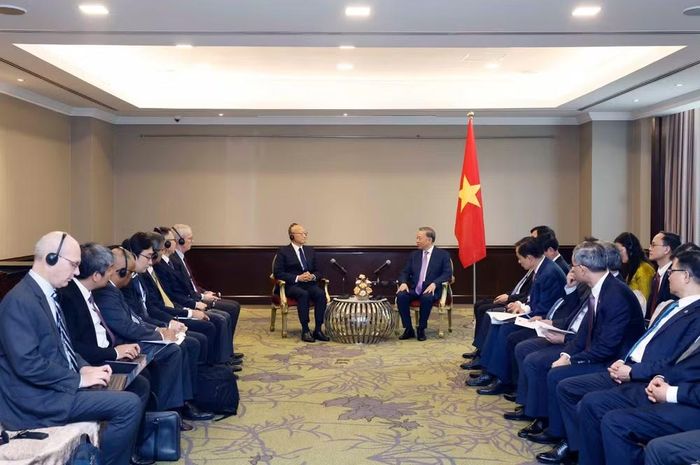 Đoàn công tác Việt Nam và đoàn công tác ADB.