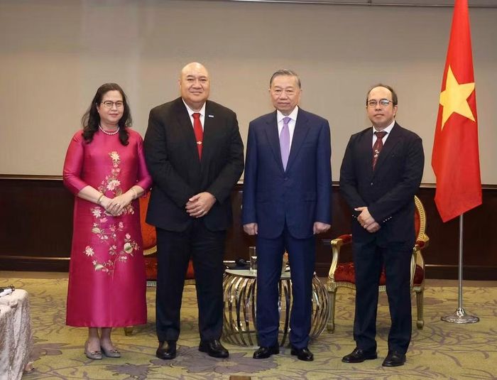 Đại diện lãnh đạo hai bên.