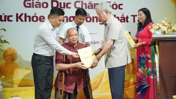 Nghi thức trao Quyết định cho ông Trịnh Hải Hà-Chi hội trưởng Hội Giáo dục Chăm sóc sức khỏe cộng đồng Nhất Tâm.