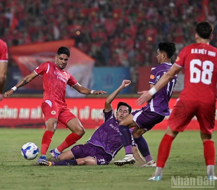 Các cầu thủ chủ nhà liên tục tạo ra sức ép.