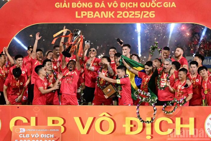 Các cầu thủ Công an Hà Nội ăn mừng cùng chiếc cúp vô địch.