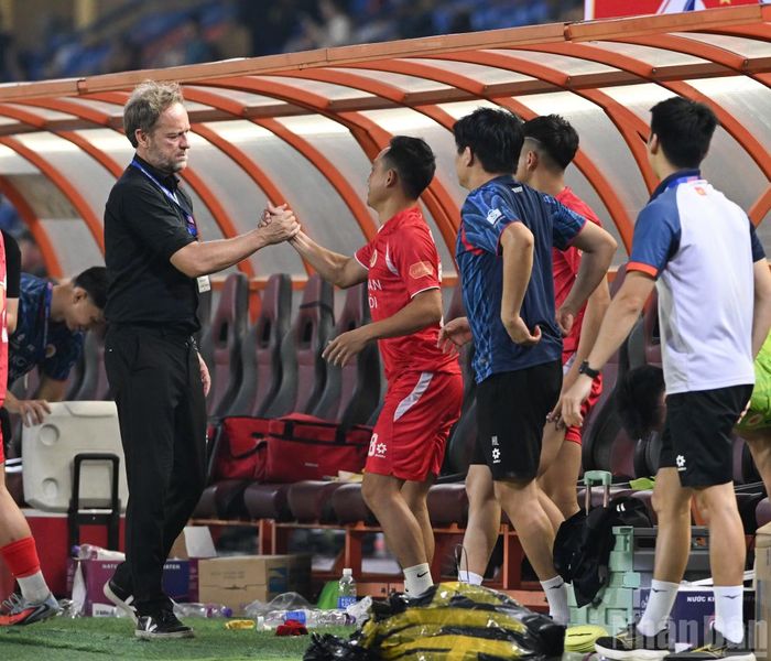 Huấn luyện viên Mano Polking chúc mừng các học trò với mùa giải thành công.