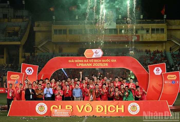 Không khí tưng bừng trên sân vận động Hàng Đẫy.