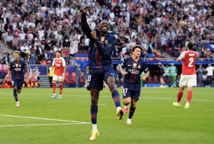 Dembele san bằng tỉ số sau cú sút phạt từ chấm 11 m
