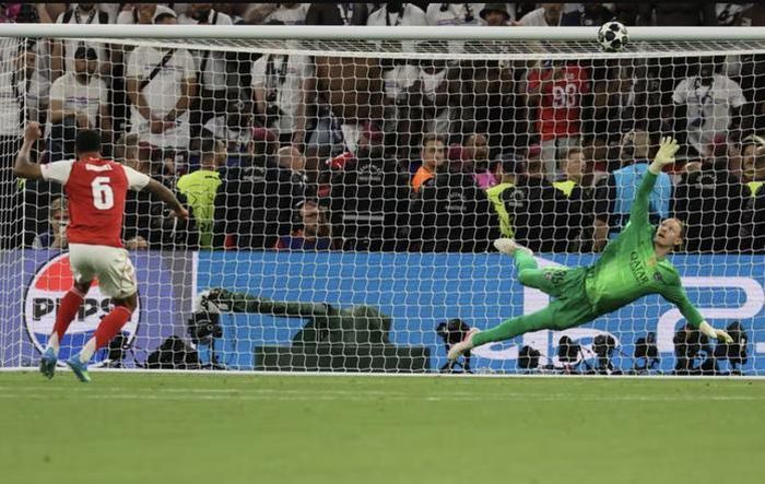 Gabriel Magalhaes sút hỏng lượt quyết định