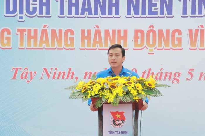 Ông Trần Hải Phú, Bí thư Tỉnh Đoàn Tây Ninh, phát biểu tại lễ ra quân Chiến dịch Thanh niên tình nguyện hè năm 2026.