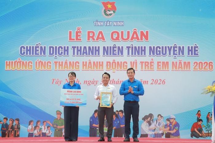 Ông Nguyễn Trần Minh Trí, Ủy viên BCH Đoàn Báo Người Lao Động, trao bảng tượng trưng 500 lá cờ Tổ quốc trị giá 25 triệu đồng.