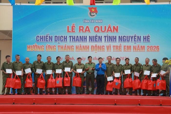 Chương trình trao tặng 30 phần quà cho lực lượng an ninh trật tự ở cơ sở có hoàn cảnh khó khăn trên địa bàn.