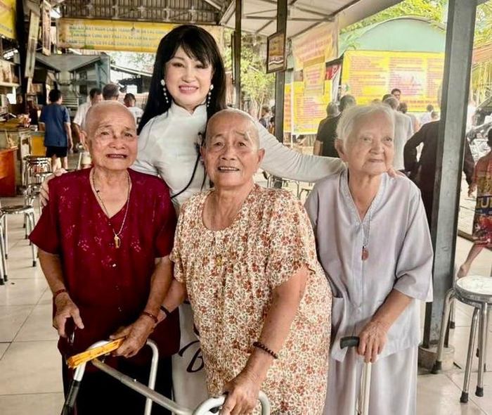 Nghệ sĩ Bích Thủy và các cụ già trong mùa Phật Đản