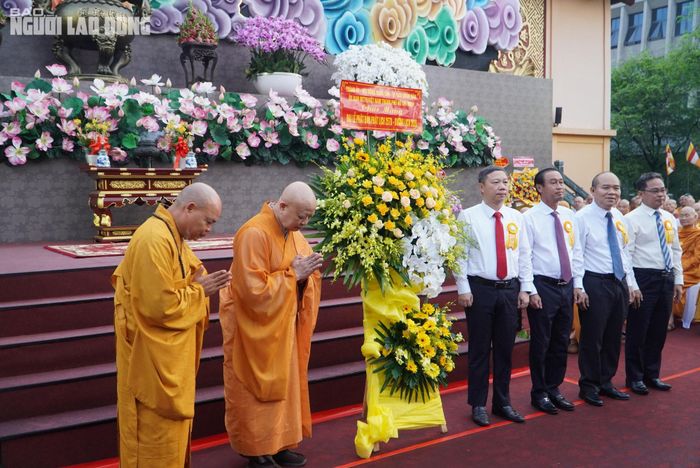 Lãnh đạo TPHCM tặng hoa chúc mừng Đại lễ Phật đản