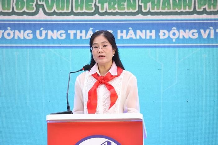 Bà Lương Thị Hồng Gấm - Phó Chủ tịch UBND phường, Trưởng Ban Chỉ đạo hè năm 2026 - phát biểu khai mạc. Ảnh: PHAN ANH