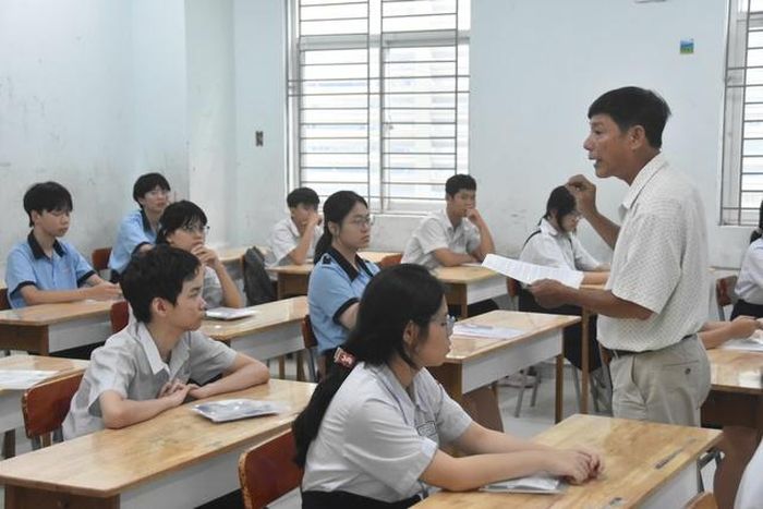 Thí sinh dự thi lớp 10 tại TPHCM bắt đầu đến các điểm thi để sinh hoạt nội quy thí sinh và kiểm tra thông tin cá nhân, chuẩn bị bước vào hai ngày thi của kỳ thi lớp 10 năm 2026