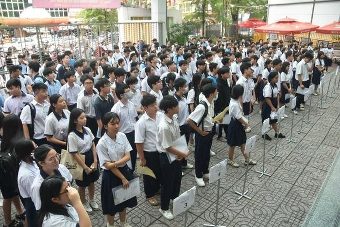 Thí sinh trong ngày làm thủ tục dự thi