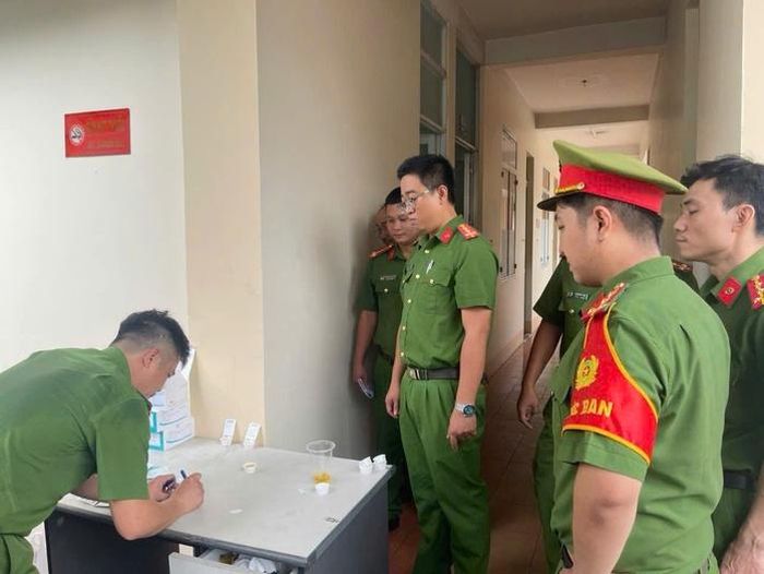 Công an phường Dĩ An ghi nhận các kết quả xét nghiệm. Ảnh: Công an phường Dĩ An