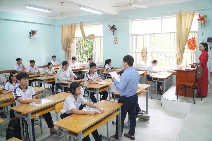 Giám thị phổ biến quy chế thi, lưu ý thí sinh những vật dụng không được mang vào phòng thi