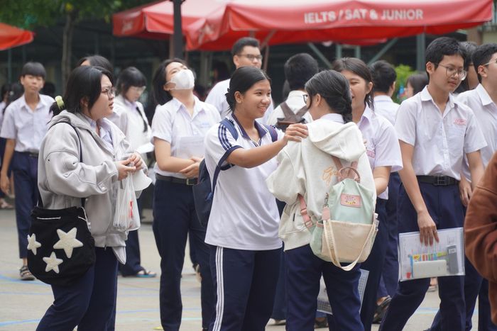 Thí sinh vui mừng vì gặp được bạn học cũ tại điểm thi