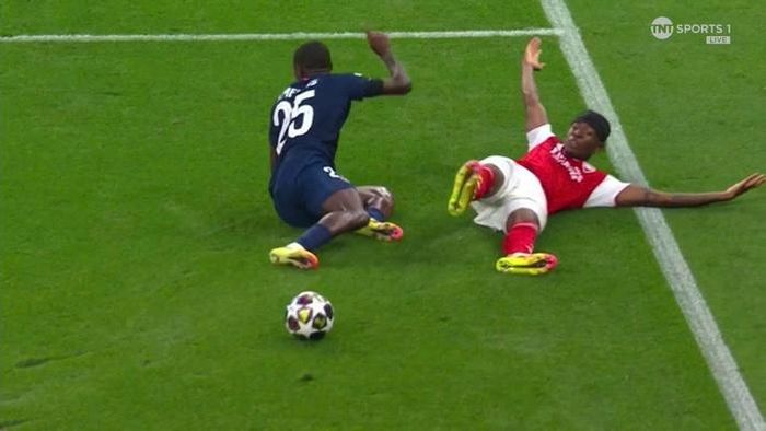 Noni Madueke (phải) ngã trong vòng cấm sau pha tranh chấp với Nuno Mendes (Ảnh: TNT Sports)