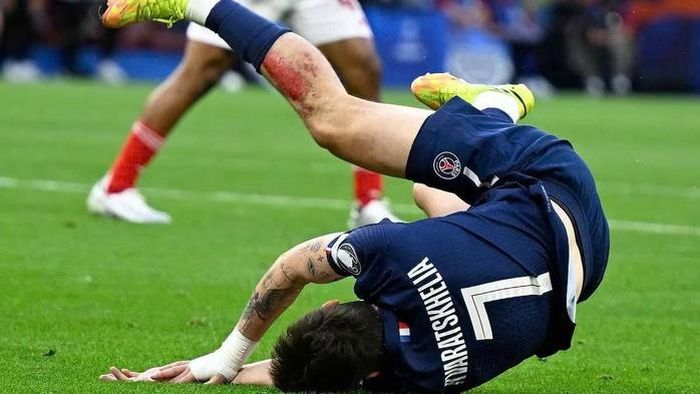 Khvicha Kvaratskhelia bị phạm lỗi trong vòng cấm, mang về quả phạt đền cho PSG (Ảnh: AS)