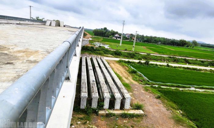 Dầm đã được đúc sẵn, để dưới chân cầu vượt