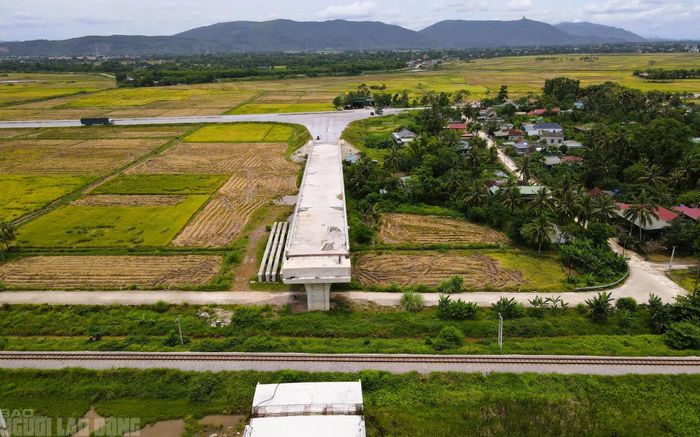 Đường dẫn lên cầu đã cơ bản hoàn thành, chỉ còn 1 nhịp chính chưa thể hợp long