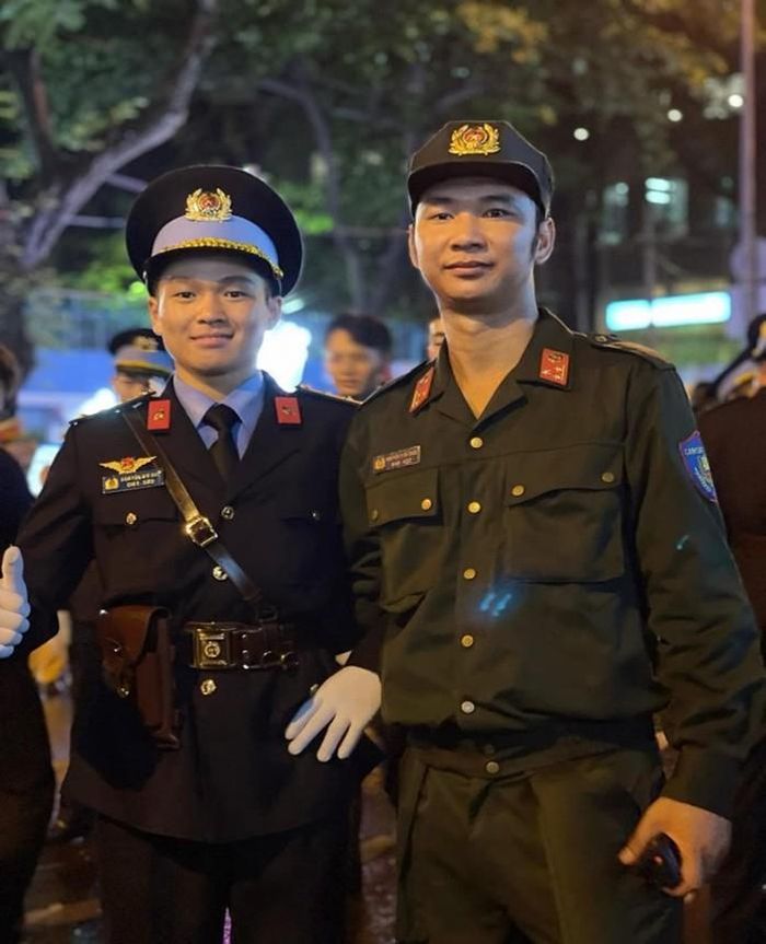 Tác giả bài viết (bên trái) tham gia lễ diễu binh, diễu hành kỷ niệm 50 năm ngày giải phóng miền Nam thống nhất đất nước 30.4.1975 - 30.4.2025