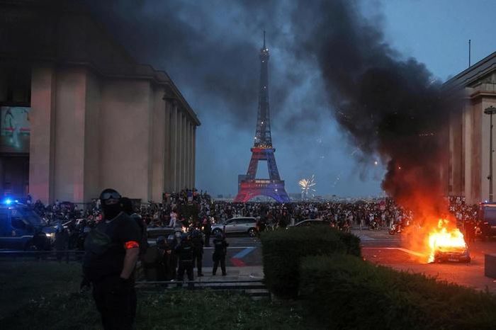Khu vực xung quanh tháp Eiffel (Pháp) trở nên mất kiểm soát sau khi PSG vô địch Champions League (Ảnh: AP)