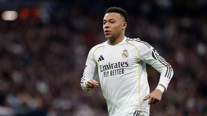Kylian Mbappe vẫn chưa chạm tới chiếc cúp Champions League dù ở PSG hay Real Madrid (Ảnh: Real Madrid FC)