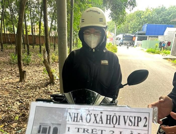 Cô gái quảng cáo nhà ở xã hội ở khu VSIP2.